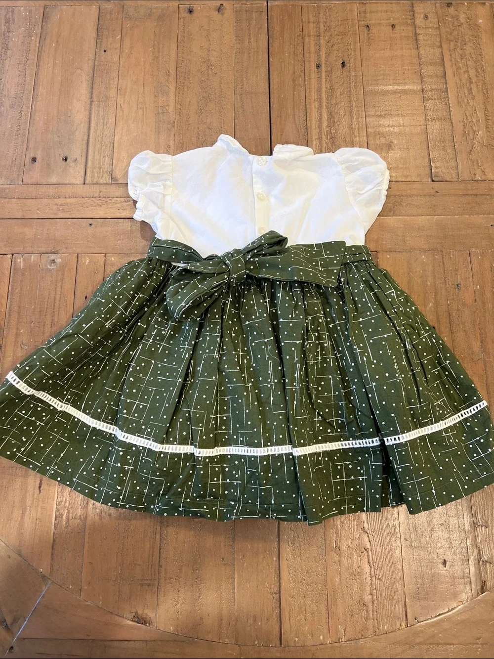 Well dressed wolf collared fit and flare twirl dress green white 2T